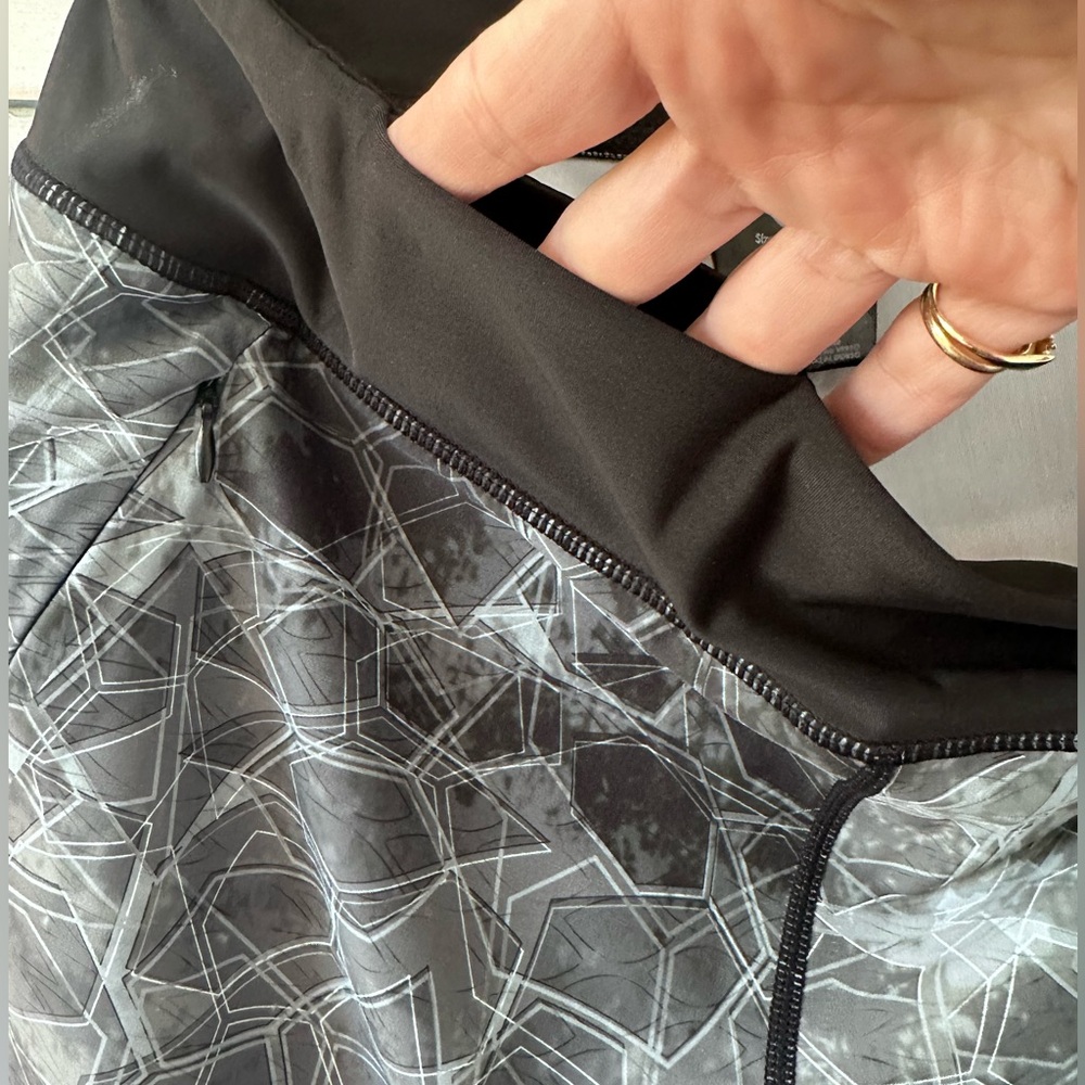 Pelagic Black & Gray Capri Hex Leggings, Size Medium - Picture 8 of 11